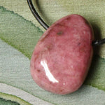 Ielādēt attēlu galerijas skatītājā, Kulons Rodonīts Madagaskara / Rhodonite
